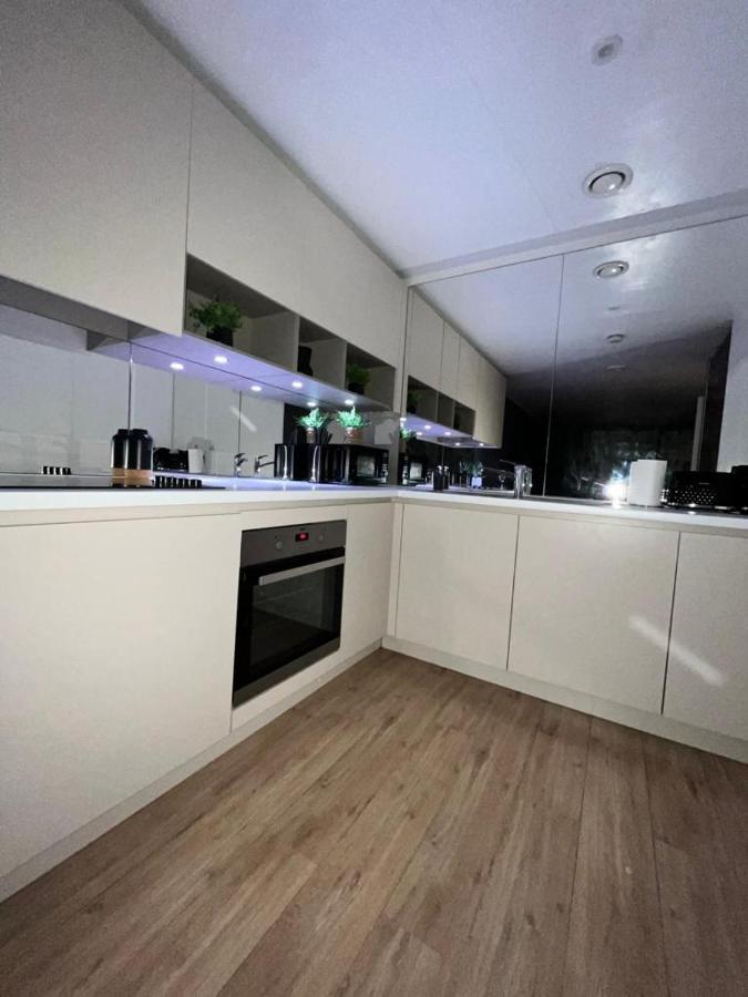 لندن Luxurious Dlr Apartment المظهر الخارجي الصورة